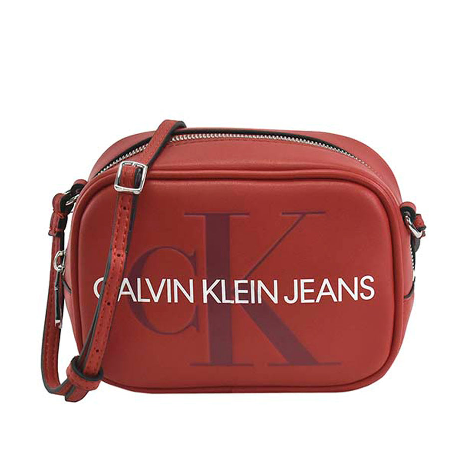 カルバンクラインジーンズ Calvin Klein Jeans CK バッグ K60K605524 649 SCULPTED MONOGRAM  CAMERA BAG スカルプトゥ モノグラム カメラバッグ 斜めがけバッグ ミニバッグ ショルダーバッグ レッド系＋ライトブルー系